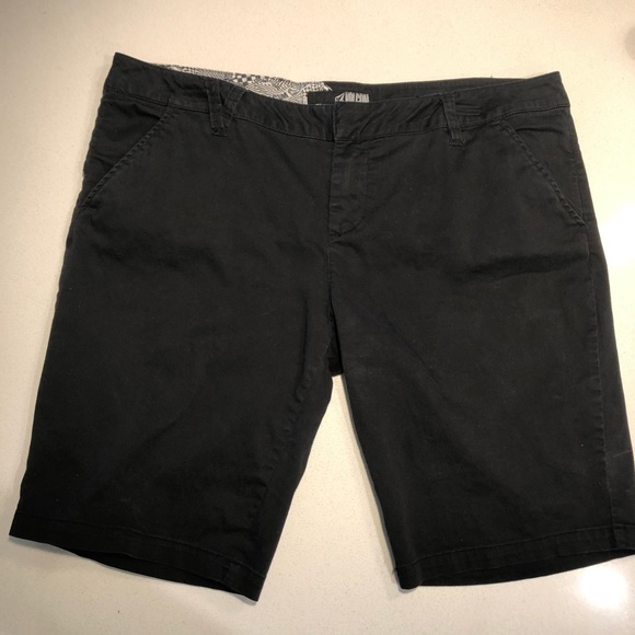 EUC - Volcom Ladies Shorts - Picture 1 of 6